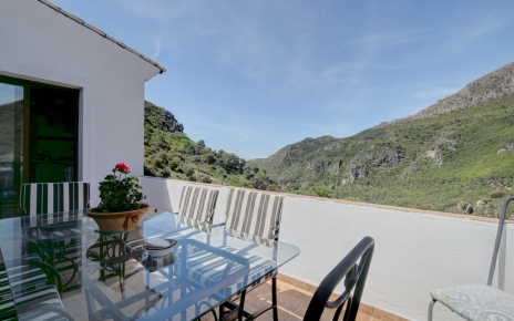 La terraza tiene puertas a la cocina 